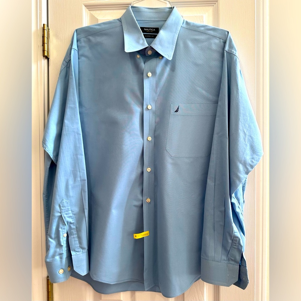 Gently worn Men’s Blue Náutica Classic Fit Long Sleeve Button Down Dress Shirt